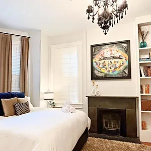https://new-the-lyons-house-posh-luxe-historical-home.top-hotels-in-savannah.com