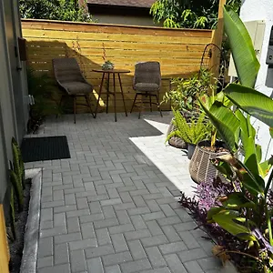 https://sweet-tiny-cabin-tampa.hotelstampa.org